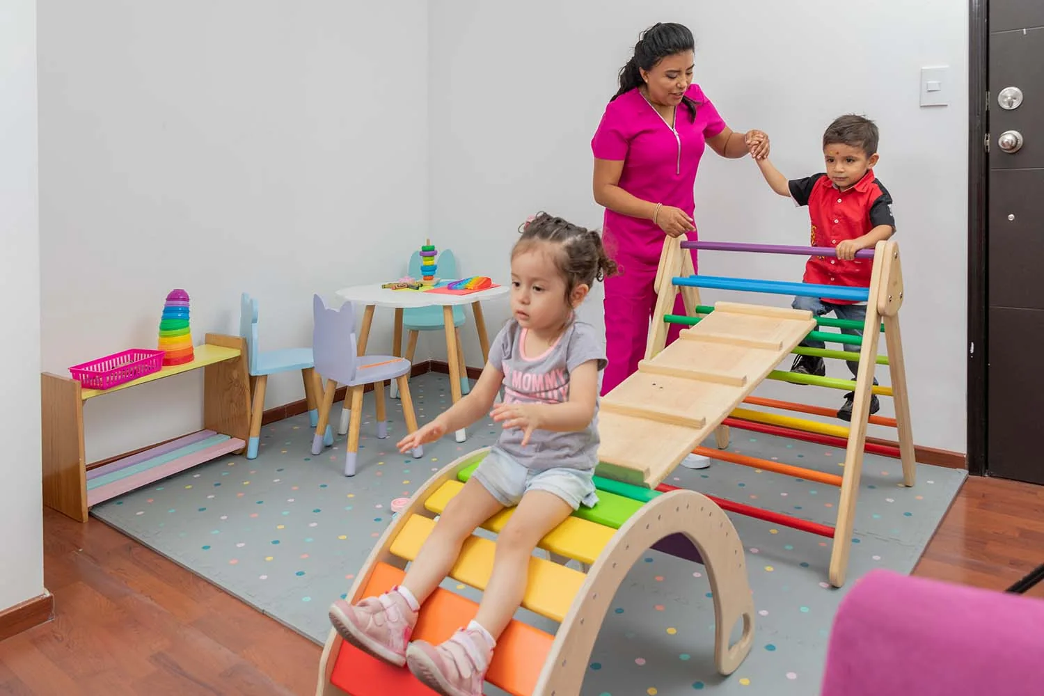 Un terapeuta e un bambino durante una seduta di gioco